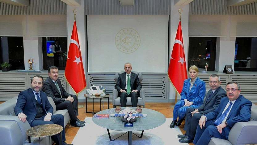 AK Parti Malatya Heyeti, Ulaştırma ve Altyapı Bakanı Uraloğlu ile Görüştü