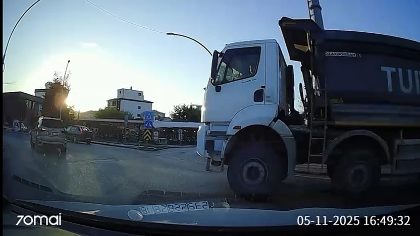 Araç Kamerası Kaydetti: Hafriyat Kamyonu Kavşakta Trafiği Tehlikeye Attı