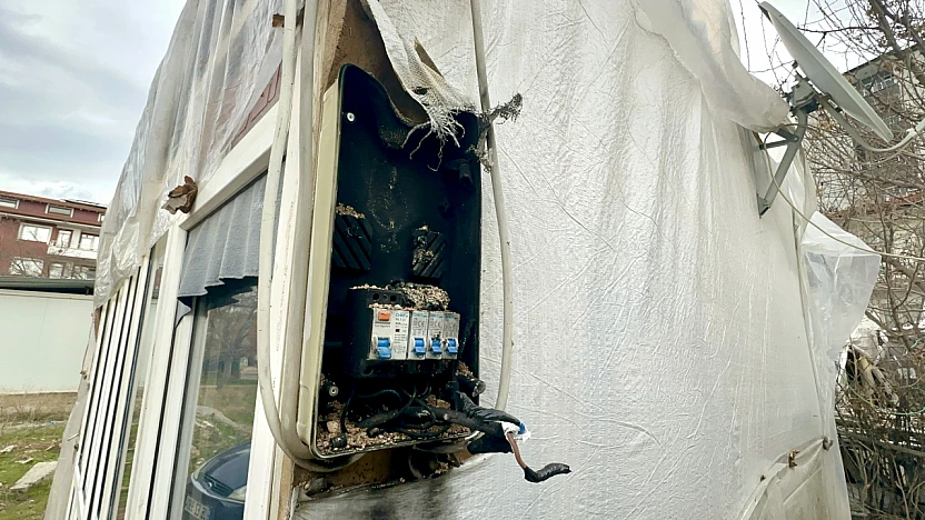 Bahçeye Düşen Yüksek Gerilim Hattı Engelli Genci Bayılttı