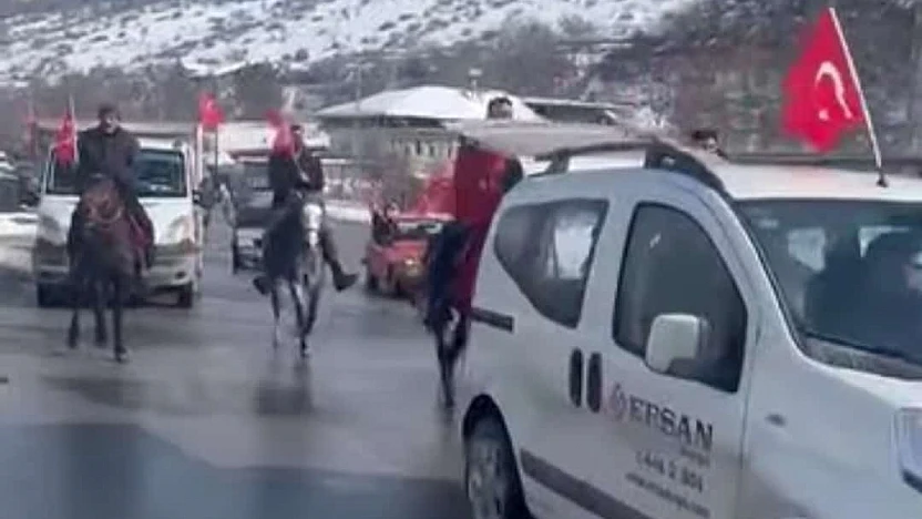 Banazı'da Bayrak Konvoyu: Arabalar ve Atlar Meydandaydı