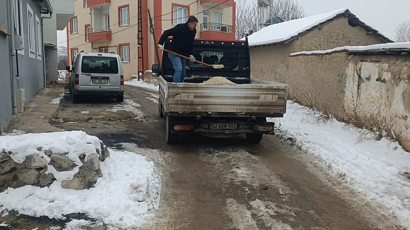 Battalgazi Belediyesi ekipleri tuzlama çalışmalarını aralıksız sürdürüyor