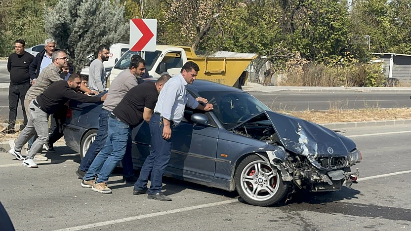 Battalgazi'de Üç Araçlı Trafik Kazası: Biri Ağır Üç Yaralı