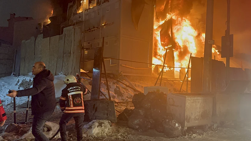 Battalgazi Hamidiye Mahallesi'nde Konteyner Yangını Korkuttu