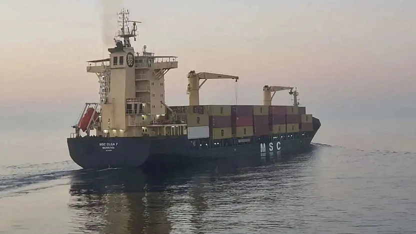 Çanakkale Boğazı'nda fırtına nedeniyle transit gemi trafiği durduruldu