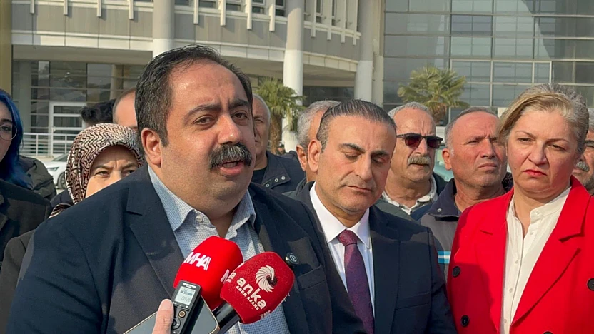 CHP'den Büyükşehir Belediyesi Önünde Kütüphane Açıklaması