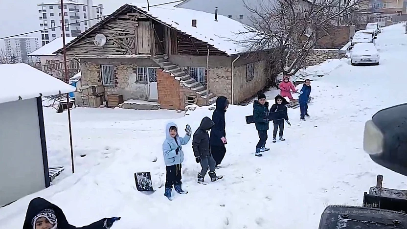 Çocuklar iş makinasını Engelledi