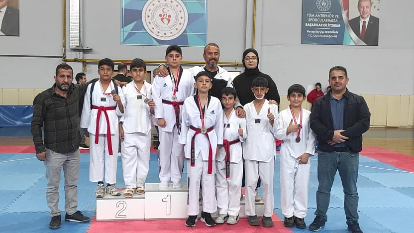 Cumhuriyet Bayramı Coşkusu Battalgazi Spor Salonu'nu Sardı