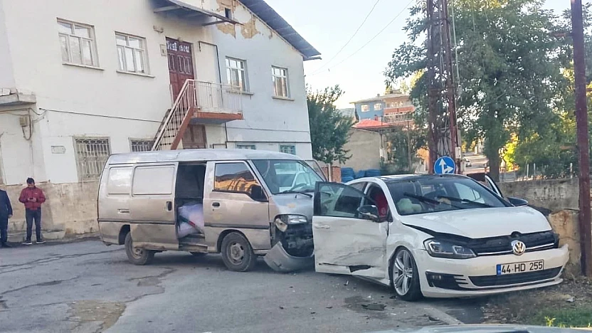 Darende'de Trafik Kazası: Otomobil Arkadan Çarpmayla Savruldu
