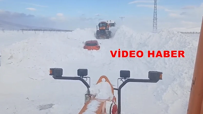 Darende'de Zorlu Kış Mesaisi: Araçlar Kardan Temizlendi