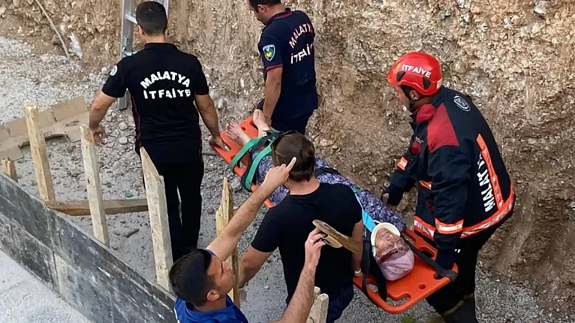 Dengesini Kaybeden Yaşlı Kadın İnşaat Alanına Düşerek Yaralandı