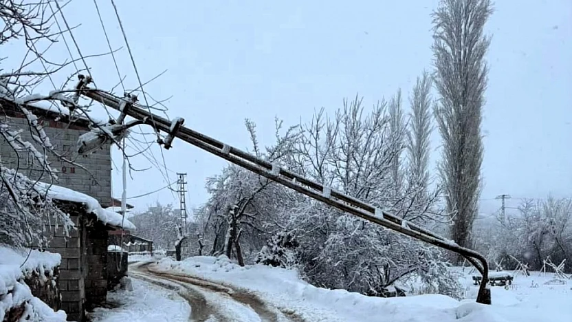Doğanşehir'de Kar ve Tipi Elektrik Direğini Devirdi