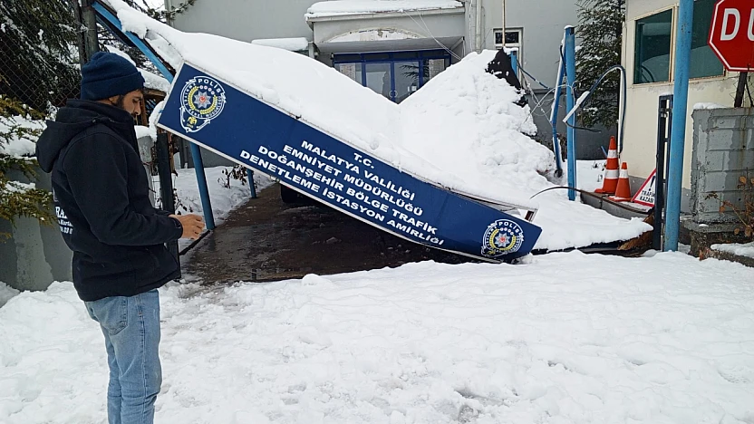 Doğanşehir'de Kar Yağışı Nedeniyle Sundurma Çöktü