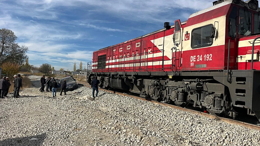 Doğanşehir'de Ölümle Burun Buruna! Lokomotif Otomobili Biçti