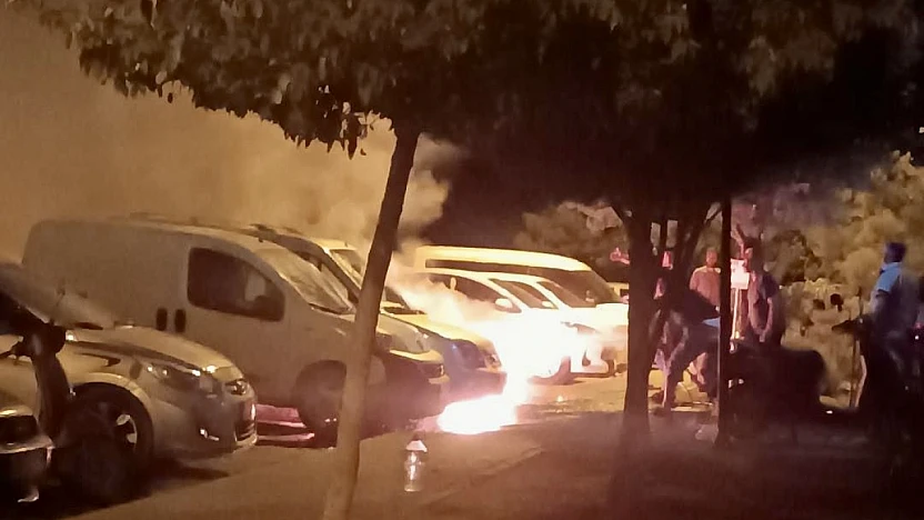 Elektrik Kaynaklı Yangın Park Halindeki Otomobili Sardı