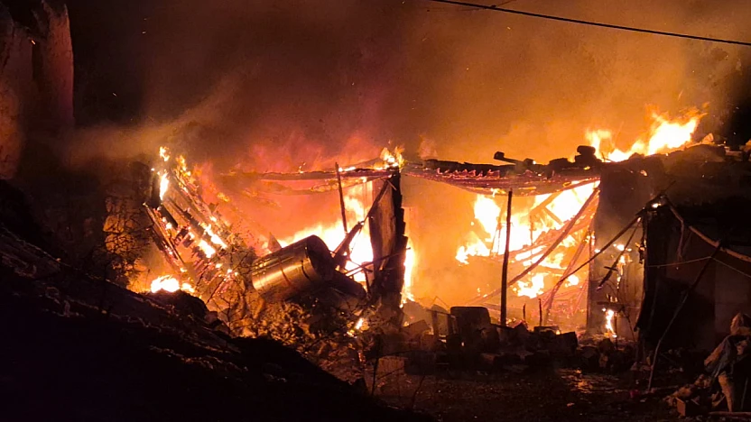 Gece Yarısı Alevler Köyü Aydınlattı: Bir Ev Tamamen Yandı