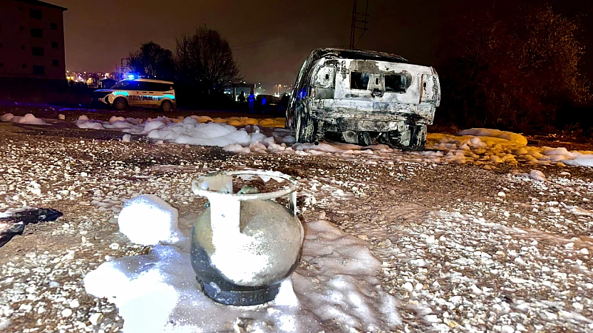 Geceyi Aydınlatan Araç Yangını: Araç Küle Döndü, Tüp Güvenli Alana Alındı
