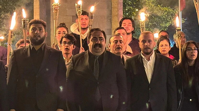 Gençler, 10 Kasım'da Atatürk'ü Meşalelerle Andı