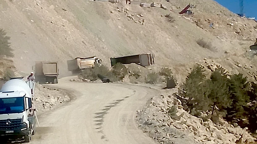 Hafriyat Kamyonu Devrildi, Kaza Ucuz Atlatıldı