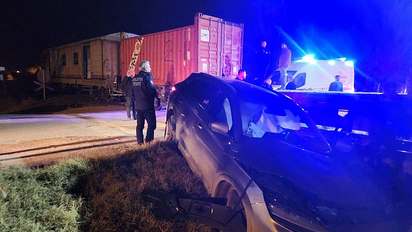 Hemzemin Geçitte Feci Kaza: Otomobile Çarpan Tren 5 Kişiyi Yaraladı