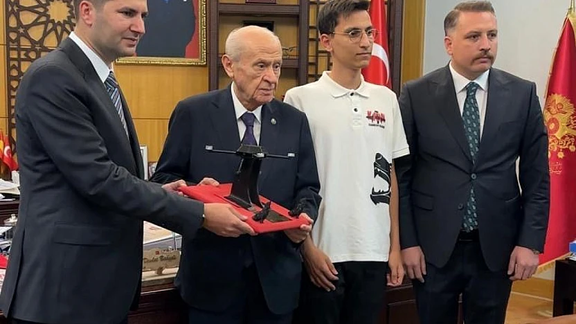 KAAN Teknoloji Kulübü'nün Geliştirdiği İHA Prototipi, MHP lideri Bahçeli'ye Takdim Edildi
