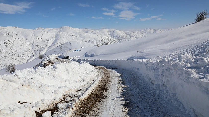 Kar Duvarını Aştılar: Battalgazi'de Kırsal Yollar Yeniden Açık