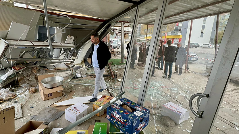 Malatya'da Trafik Kabusu: Hızlı Araç Konteyner İşyerlerini Biçti, Tarlaya Düştü