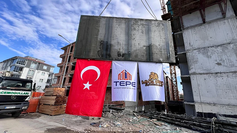 Malatya Güven Sitesi'nde Beton İşleri Tamamlandı: İşçiler Türk Bayrağıyla Kutladı