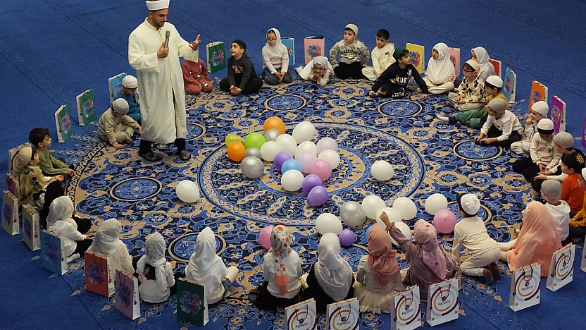 Minik Kalplere Üç Aylar Anlatıldı