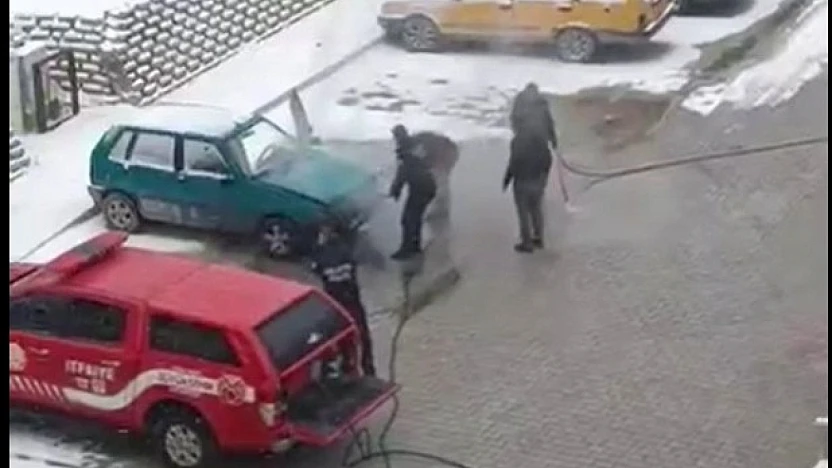 Otomobil Motorunda Yangın: İtfaiye Zamanında Müdahale Etti