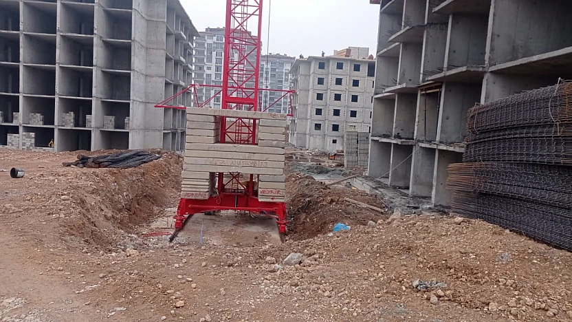 Paralarını Alamayan İşçiler İsyan Edip Kule Vinçe Çıktı