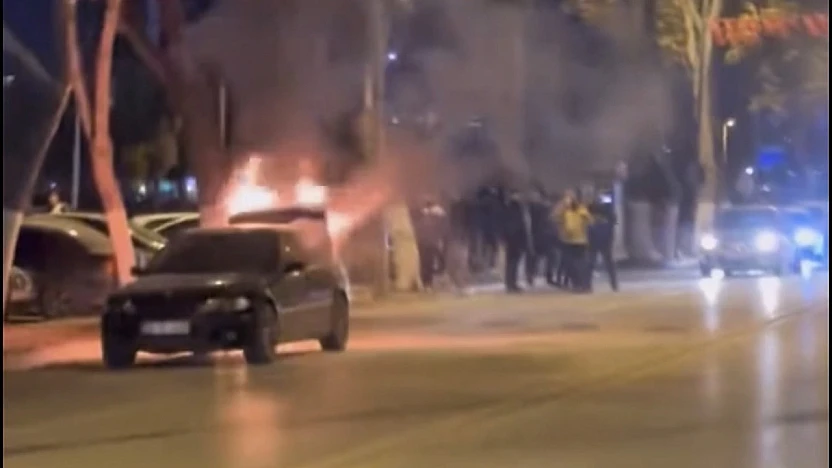 Sanat Sokağı Yakınlarında Araç Yangını: Alevler Kısa Sürede Söndürüldü