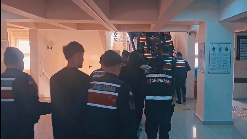 Sosyal Medya Dolandırıcılığı ve Yasa Dışı Bahis Çeteleri Çökertildi