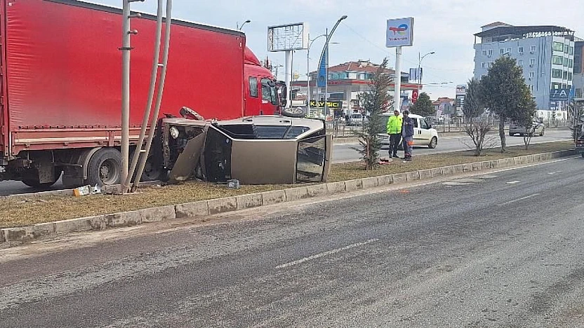 Tırla Çarpışan Otomobil Yan Yattı, Trafik Aksadı