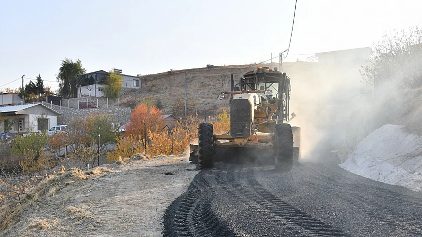 Yeşilyurt Belediyesi ekipleri, ulaşım konforunu artırmak için ilçenin dört bir yanında çalışmalarını sürdürüyor.