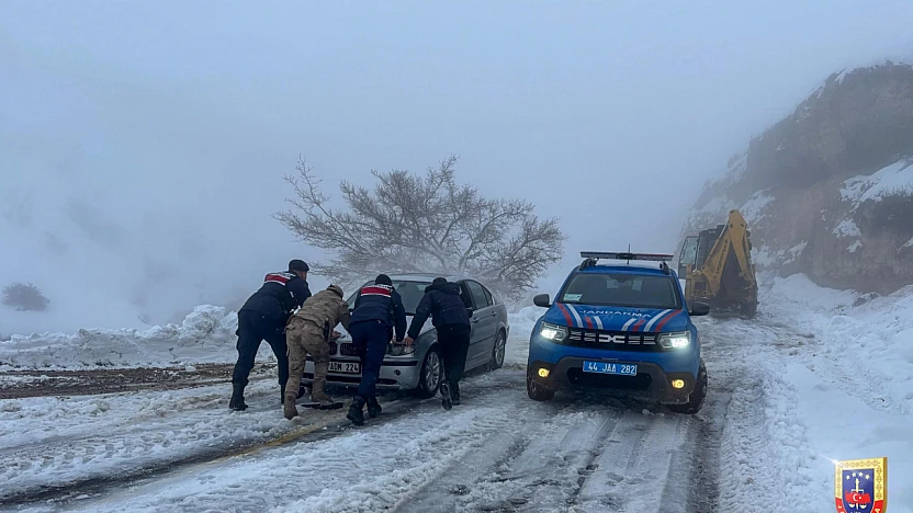 Zorlu Kış Şartlarında Örnek Operasyon: 47 Vatandaş Güvenli Alanlara Sevk Edildi