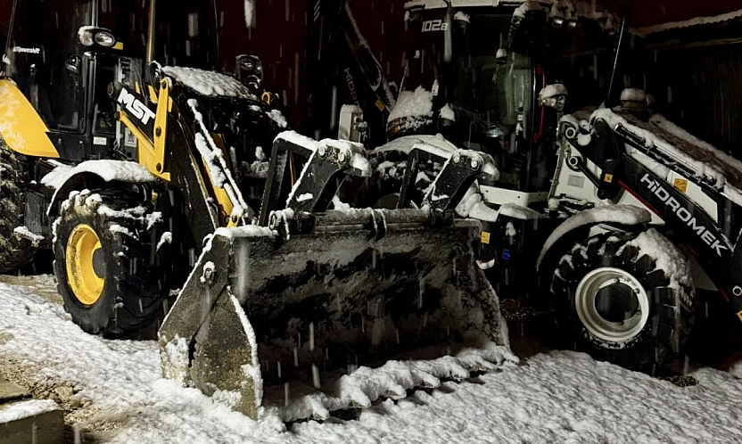 50 Personel, 4 Kepçe ve 3 Kumlama Aracıyla Karla Mücadele