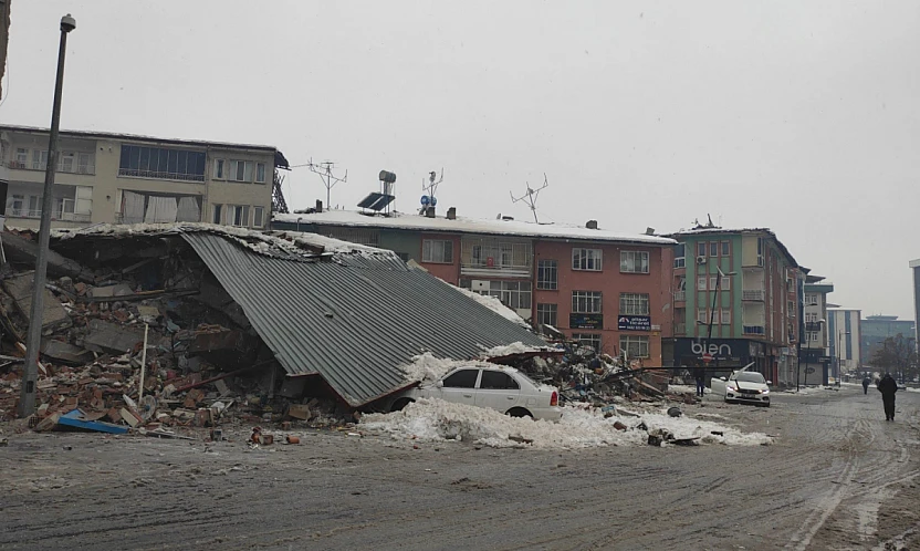 6 Şubat depremi davasında 15 yıl hapis kararı, sanık serbest kaldı