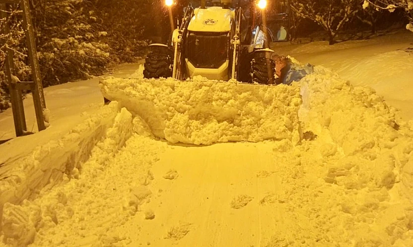 Akçadağ Belediyesi'nden Yoğun Yol Açma ve Tuzlama Çalışması