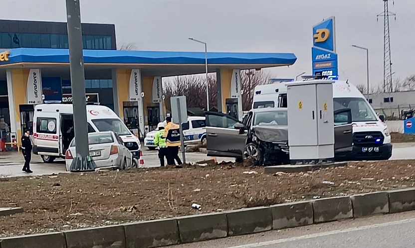 Akçadağ'da Trafik Kazası: İki Araç Çarpıştı, 4 Yaralı