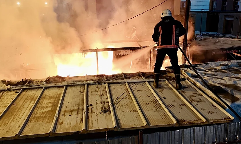 Akpınar Mahallesinde Gece Yarısı Çıkan Yangın Korkuttu