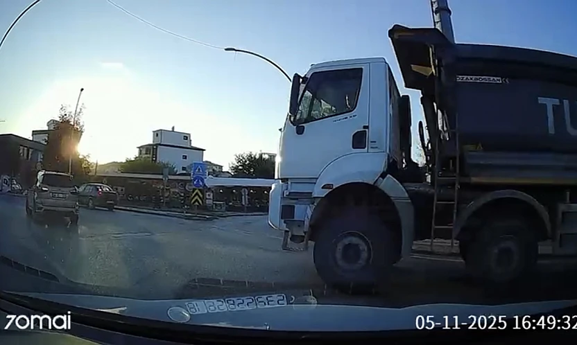 Araç Kamerası Kaydetti: Hafriyat Kamyonu Kavşakta Trafiği Tehlikeye Attı