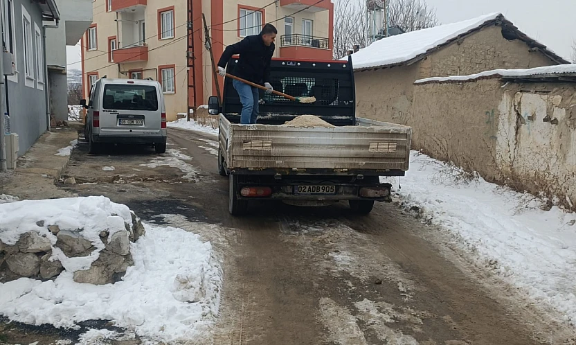 Battalgazi Belediyesi ekipleri tuzlama çalışmalarını aralıksız sürdürüyor