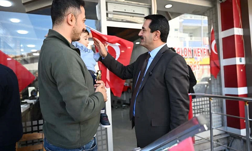 Battalgazi'de Cumhuriyet Coşkusu: Başkan Taşkın Vatandaşlara Türk Bayrağı Hediye Etti