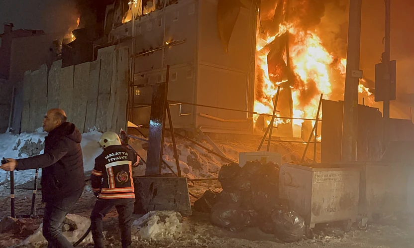 Battalgazi Hamidiye Mahallesi'nde Konteyner Yangını Korkuttu