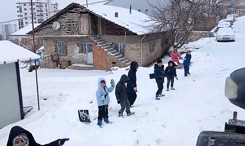 Çocuklar iş makinasını Engelledi