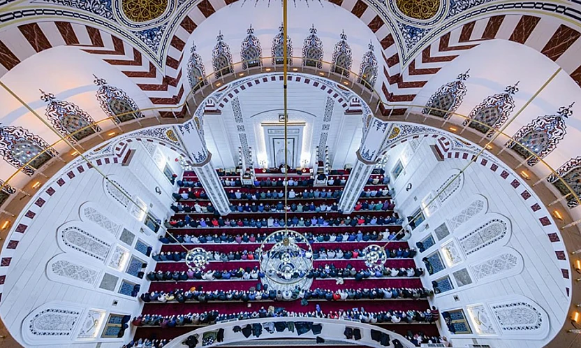 Cuma hutbesi: İnsan, huzuru ibadetle elde eder