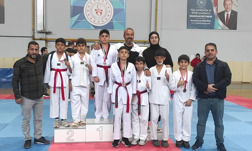 Cumhuriyet Bayramı Coşkusu Battalgazi Spor Salonu'nu Sardı