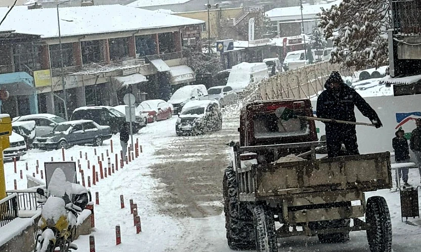 Darende'de Kar Alarmı: Kırsal Mahalle Yolları Kapandı