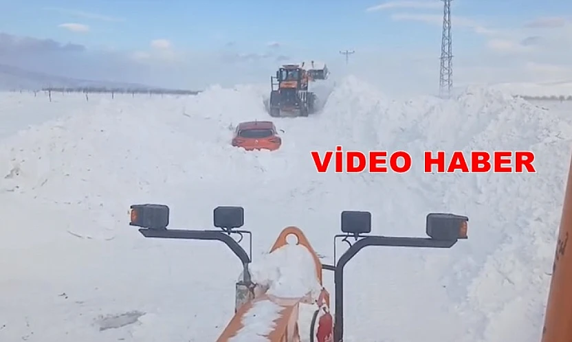Darende'de Zorlu Kış Mesaisi: Araçlar Kardan Temizlendi