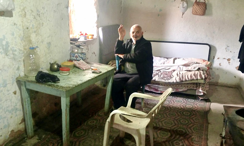 Depremzede Hüseyin Atılgan, Yıkık Evinde Tek Başına Hayata Tutunmaya Çalışıyor